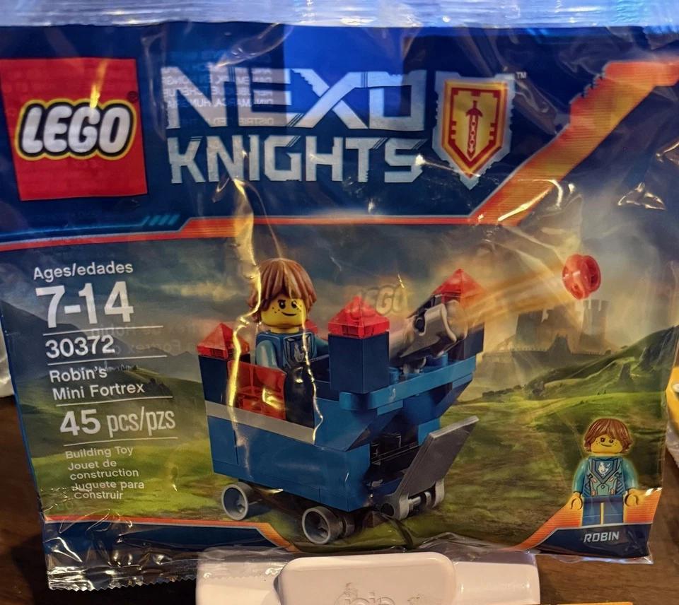LEGO NEXO KNIGHTS: Robin's Mini Fortrex (30372) - Image 1 of 1