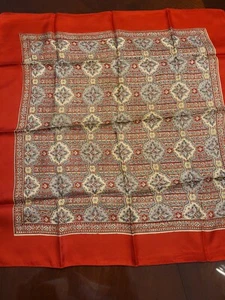 Bufanda Liberty London 100 % sarga de seda flor roja de lis aproximadamente 22" cuadrada - Imagen 1 de 17
