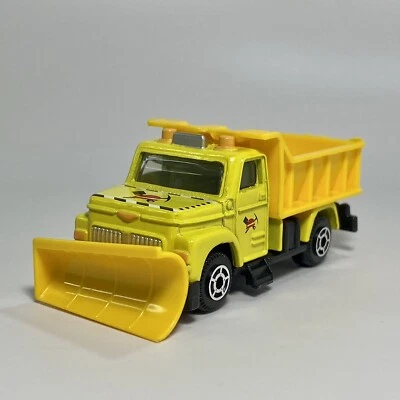 Camión de mantenimiento MotorMax (6036) amarillo fundido a presión 1:64 con quitanieves Foto 1 de 4