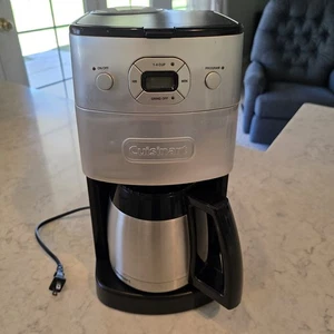Cafetera automática térmica Cuisinart 10 tazas para moler y preparar DGB-650 funcionando - Imagen 1 de 17