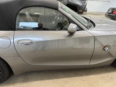 03-08 PUERTA DELANTERA DERECHA BMW Z4 PASAJERO GRIS ESTERLINA 472 Foto 1 de 4