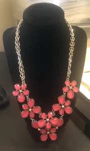 Pink Beaded Necklace on a Silver Colored Chain - Foto 1 di 3