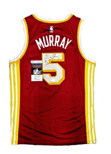 Camiseta deportiva firmada por DEJOUNTE MURRAY autografiada de los Atlanta Hawks con certificado de autenticidad JSA CD77074 - Imagen 1 de 3