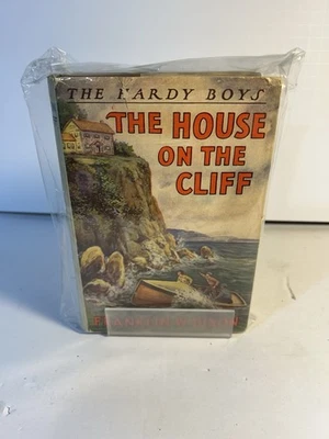 WHITE SPINE HARDY BOYS #2 THE HOUSE ON THE CLIFF W/ VERY NICE RED SPINE SHIELD - Image 1 of 4