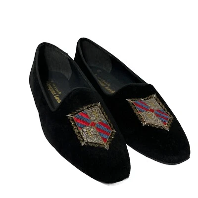 Bonitas pantuflas Jacques Levine de terciopelo negro bordado con escudo bandera para mujer talla 7B Foto 1 de 4