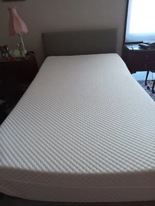 Royale -Remote adjustable bed, beige colour, king single, has remote control - Picture 1 of 3