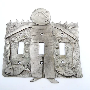 Placa Interruptor Triple Luz Leandra Drumm Boy Pescado Peltre Pescador Caprichoso - Imagen 1 de 7