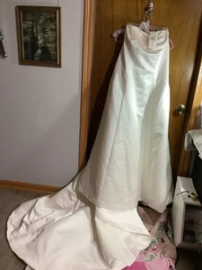 NWT David’s Bridal Ivory WEDDING DRESS W/ Train & Matching Beaded Veil Robe 26W - Picture 1 of 24