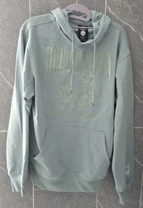 Sudadera con capucha pequeña nueva con etiquetas Hello Kitty de Sanrio Bioworld bordada verde Always Be Kind - Imagen 1 de 4