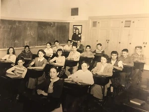 8x10 B&W Fotografía Vintage Niños en la Escuela Sentados en los escritorios del aula - Imagen 1 de 11