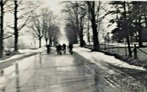 Foto vintage bambini che giocano con amici nella neve bianco e nero 5" x 3 1/2" - Foto 1 di 3