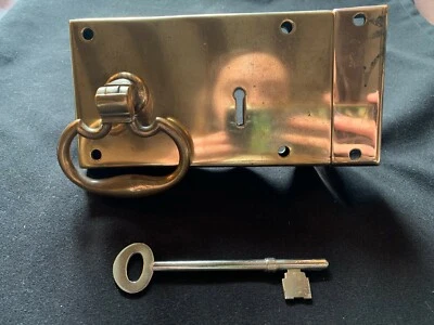 Una cerradura de puerta victoriana antigua de bronce recuperada con llave y portadora (EB199) Foto 1 de 4
