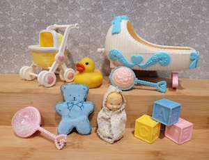 Vintage Effanbee Mini Baby Doll Teddy Duck passeggino culla sonaglio orso blocco set - Foto 1 di 18