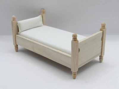 Cama trineo doble de madera miniatura sin terminar para casa de muñecas con tela crema CLA08640 Foto 1 de 3