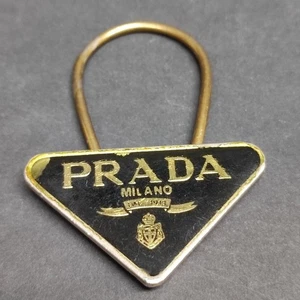 Prada Milano Vintage – Portachiavi triangolare smaltato nero/oro usato - Imagen 1 de 6