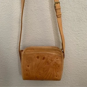 Cartera Bandolera Vintage Cuero Trabajado a Mano Hecha en Paraguay - Imagen 1 de 8