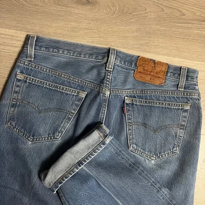Pantalones de mezclilla vintage Levi's 501XX para hombre talla real 34x34 azul botón mosca hechos en EE. UU. Foto 1 de 4