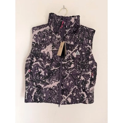 Chaleco acolchado Nike ACG Therma Fit Adv para mujer púrpura camuflaje aislado talla S Foto 1 de 4