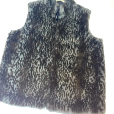 Chaleco marca Guess. Forro de piel sintética y nailon estampado Leonard negro/verde talla grande Foto 1 de 4