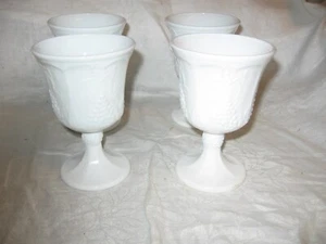 4 vasos vintage con patas de cosecha de vidrio de leche blanca patrón de uva - Imagen 1 de 3