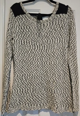 Impresionante Suéter Brillante Para Mujer Maurices Talla Grande Negro, Blanco y Plateado Foto 1 de 4