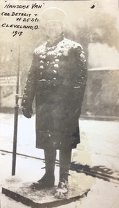 1917 PHOTO Antique VTG Policeman Directing Traffic Cop Downtown Cleveland Winter - Picture 1 of 3