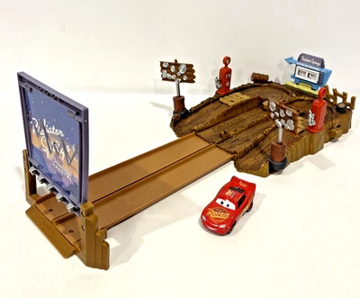 DISNEY PIXAR EL MUNDO DE LOS COCHES MINI AVENTURAS DRIVE-IN TIRA DE ARRASTRE JUEGO MATTEL Foto 1 de 4