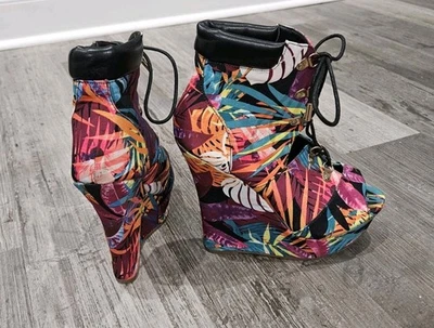 Sandalias de tacón de cuña con plataforma tropical de 8,5 para dama Liliana punta abierta con cordones al tobillo Foto 1 de 4