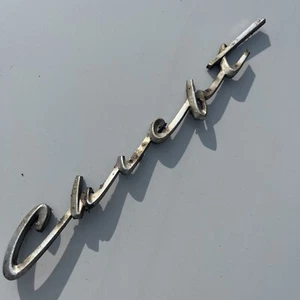VINTAGE 1957 PONTIAC CHIEFTAIN EMBLEM SCRIPT Badge Broken Partial - Bild 1 von 5