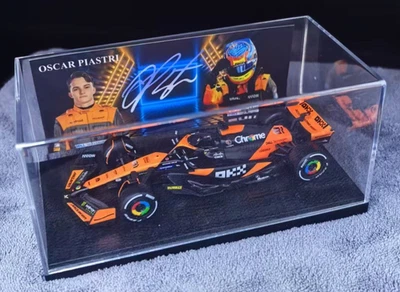 Modelo de coche fundido a presión 2024 F1 Oscar Piastri McLaren MCL38 y vitrina de firma Foto 1 de 4
