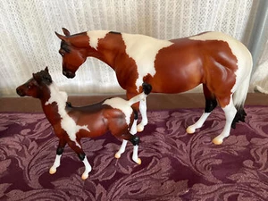 Modelo Breyer Caballos Breyerfest 2022 pintura yegua y potro - Imagen 1 de 3