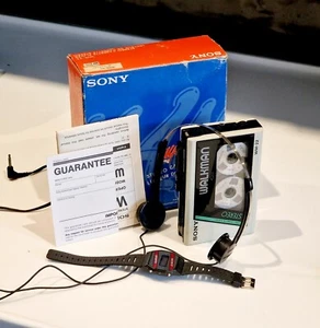 Sony Walkman WM-22 Lettore di cassette funzionante + Orologio Sony + Set cuffie Sony MDR-02 - Foto 1 di 23