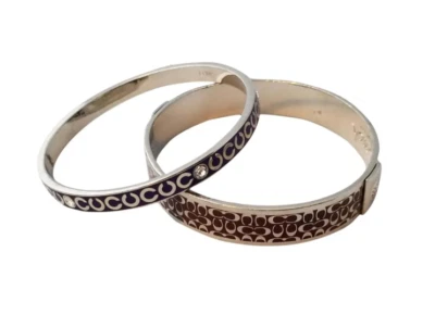 Juego de brazalete Coach 2 piezas esmalte marrón y púrpura y tono plata de 2,5' de diámetro Foto 1 de 4