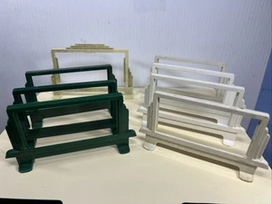8 cornici cartelloni pubblicitari vintage Plasticville scala modellismo ferroviario usati - Foto 1 di 10