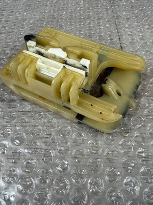 2011-2021 Jeep grand cherokee LH door window reggulator plastic clip - Image 1 of 4