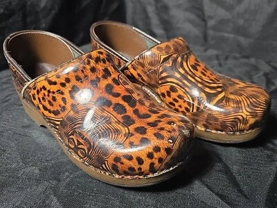 Zuecos de enfermería DANSKO para mujer de cuero con estampado de guepardo de leopardo TALLA 40 ITALIA Foto 1 de 4