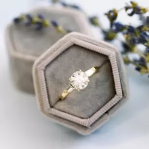 18k Yellow Gold Ring Round 1.90 Carat Three Stone IGI GIA HRD Lab Grown Diamond - Picture 1 of 12