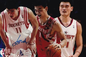 Yao Ming Signed Autographed 4x6 Photo Houston Rockets Chinese NBA #1 Pick - Picture 1 of 2