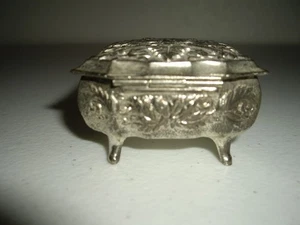 Joyero baratija tono plata hecho en Japón de colección con bisagras patas superiores filigrana trabajo - Imagen 1 de 9