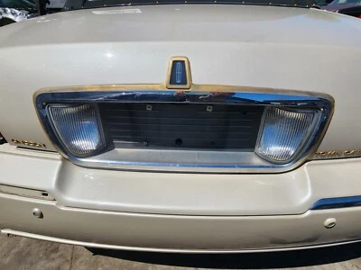 2003-05-06-2011 LLINCOLN TOWN CAR ЗАДНИЙ НОМЕРНОЙ ЗНАК КРОНШТЕЙН ЗАДНИЕ ФОНАРИ ЗОЛОТО - Изображение 1 из 4