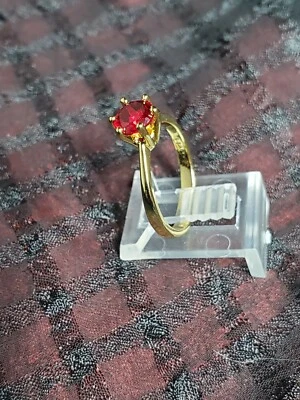 Anillo de compromiso solitario amapola 1k circonita cúbica - rojo rubí sobre oro amarillo Foto 1 de 4