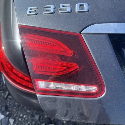 Задний левый внутренний задний фонарь 2014-2016 Mercedes-Benz W212 E550 E350 от оригинального производителя - Изображение 1 из 2