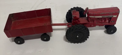 1:16 ERTL International Harvester 656 Narrow Front Wheels Tractor and Wagon Iowa - Image 1 of 4
