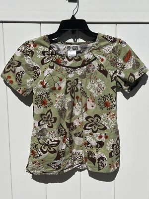 Blusa Médica Cherokee. Verde oliva, patrón floral X pequeño Foto 1 de 4