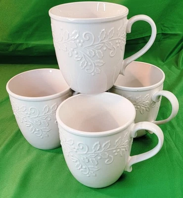 Caneca de chá/café azevinho branco em relevo Pfaltzgraff - Imagem 1 de 4