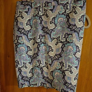 Falda Forever 21 Pequeña Hasta la Rodilla Sin Forro Púrpura Paisley Lápiz  - Imagen 1 de 5