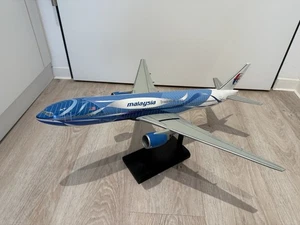 Malaysia Airlines Boeing 777-200 Modellflugzeug Freedom of Space Modell 1:100 - Bild 1 von 8