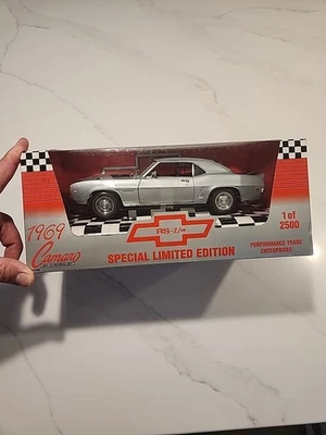 Chevy Camaro RS-Z28 1969 ERTL 1 de 2500 29006. Escala 1-18 Foto 1 de 4
