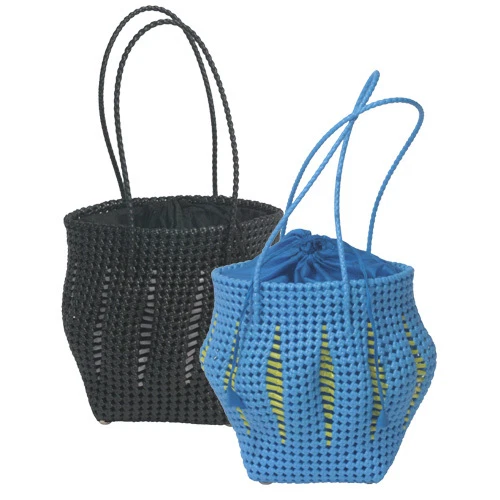 Bolso de mano de plástico reciclado de gran tamaño hecho a mano en la India comercio justo  Foto 1 de 1