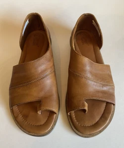 Sergio Tomani Adrian Damen-Sandale 38 US 7 camel hellbraun Leder Zehenschlaufe flache Schuhe - Bild 1 von 20